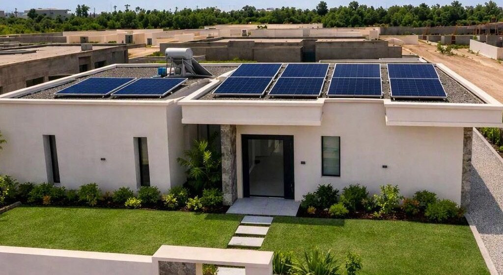 SolarRoof : panneaux solaires en toiture sur une villa à Marrakech